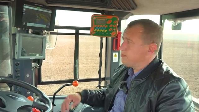 Автовождение работает механизатор отдыхает.