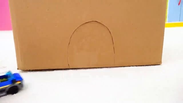 Влад и Никита - Влад и Никита играют с большой коробкой для игрушечных машин