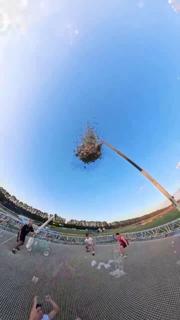 Прыгнул, сорвал пломбу — и пошёл дождь из денег!