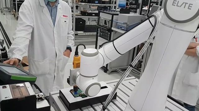 Робот делает микросхемы
