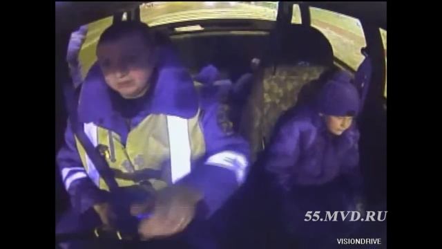 Полицейские общаются с потерявшимся ребенком