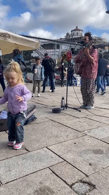 Танцы на набережной Порту в Португалии