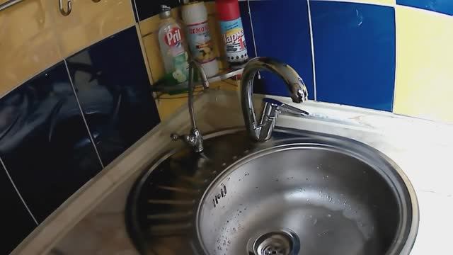 Керамические мойки трескаются от горячего масла.