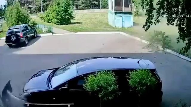 Под Красноярском пьяный автомобилист съехал с дороги и сбил женщину на придомовой территории