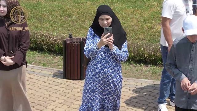 Кадыров исполнил мечту семьи из Дагестана о поездке в Чечню