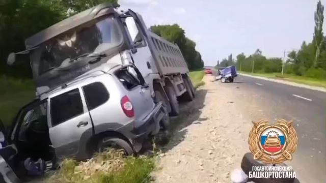 На трассе в Башкирии водитель Chevrolet Niva влетел под фуру и погиб