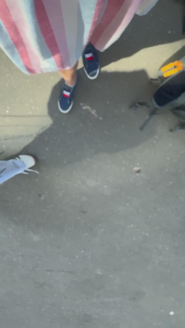 В грузовом лифте с 4 русскими мужиками 😱