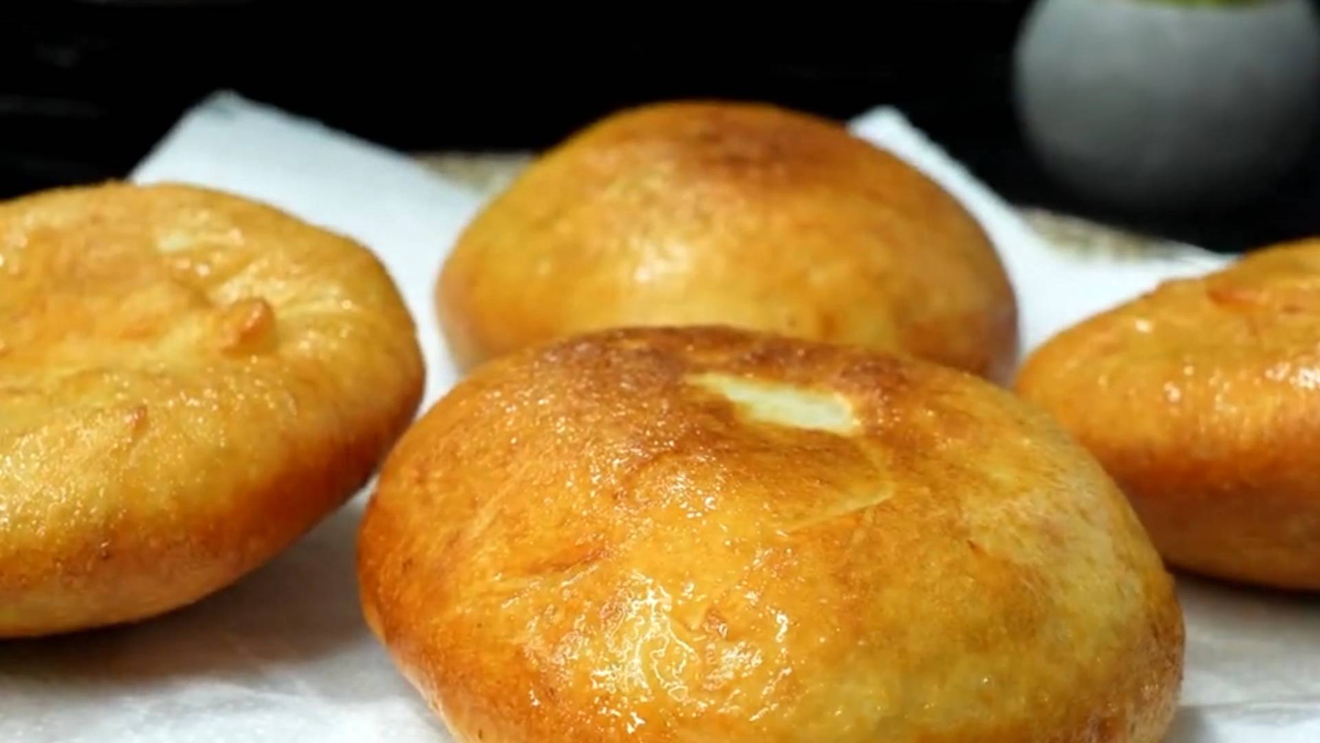 Картофельные пирожки с яйцом и луком