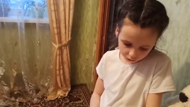 Ребёнок показывает отметки за четверть//Жизнь в Омске