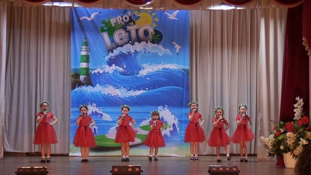 Катя выступление Яблочки русские в доме Офицеров