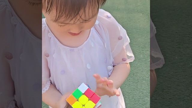 👧🧩Четырёхлетняя китаянка собирает кубик Рубика за 30 секунд