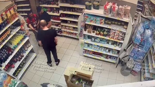 У нас из магазина один и тот же человек выносит товар