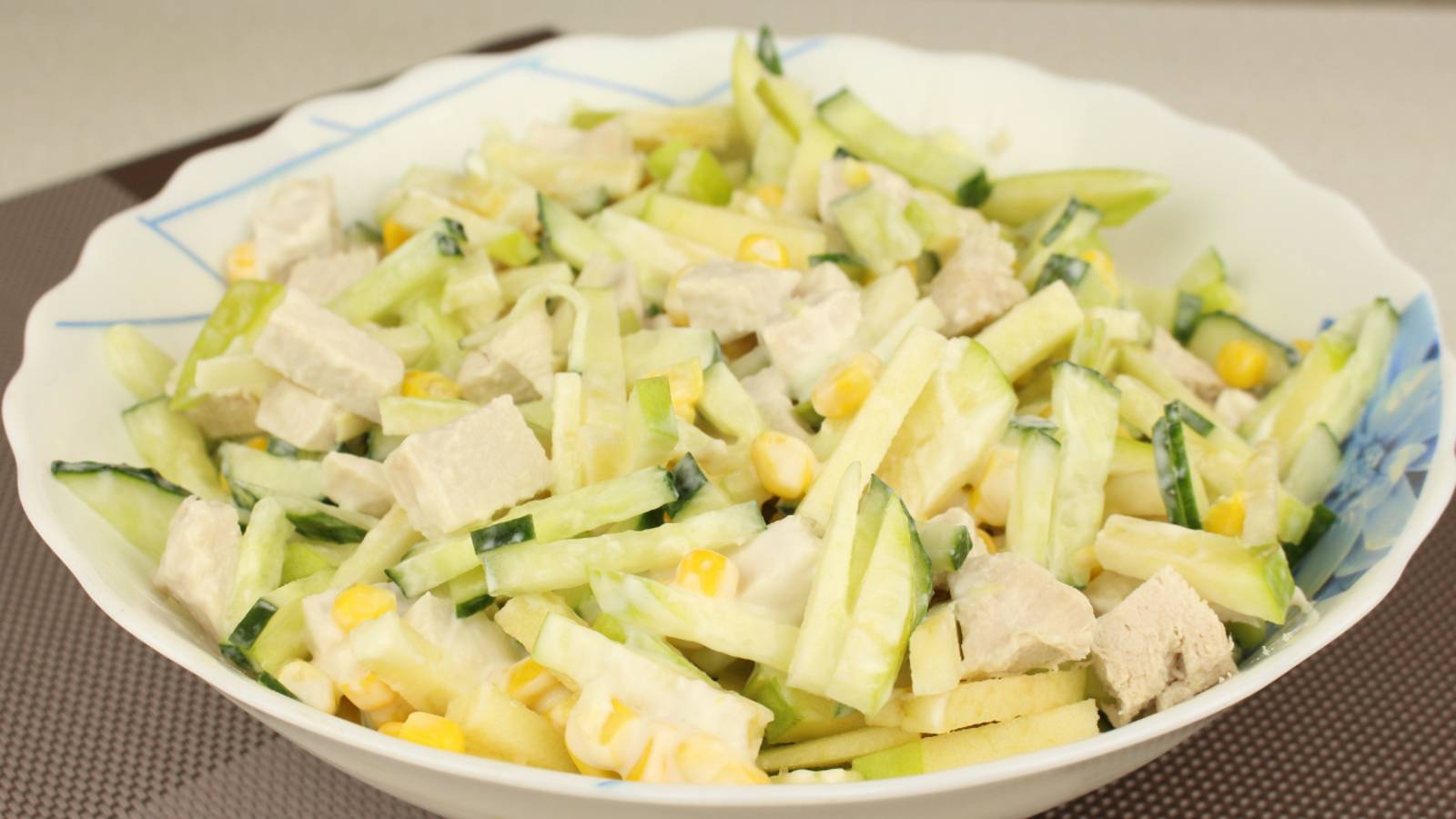 Салат «Ешь и худей»! Необычное сочетание продуктов, отличный вкус. Салат с огурцом и яблоком.