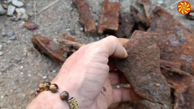 Находки с места бывшего поселения ☺
Кто что узнает пишите в комментах ☺