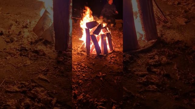 песни у костра Глэмпинг Лес и Река