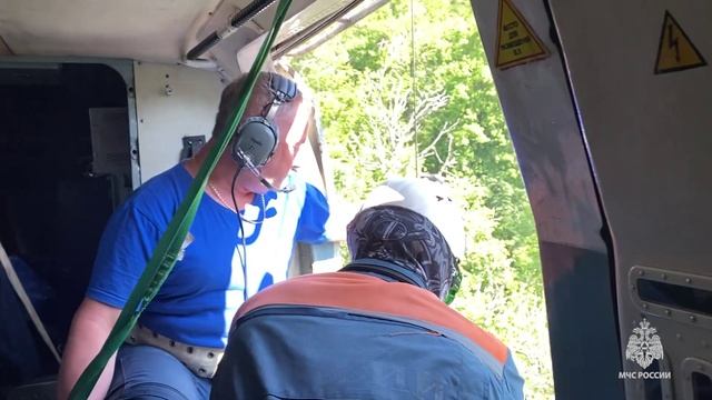 Спасатели эвакуировали трех туристов на вертолете с г. Ачишхо