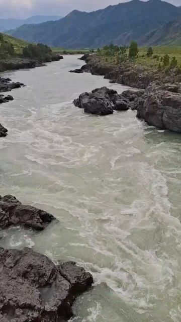 Терпеньпенские пороги на Катуни: вызов для опытных рафтеров 🌊🔥
