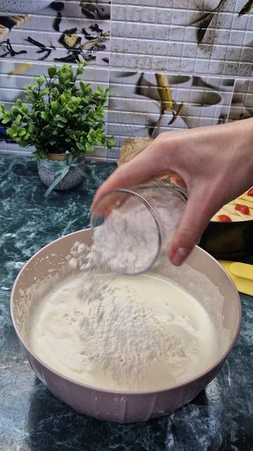 #для летнего настроения😍#шарлоткас яблоками#клубника#бисквит#рецепты