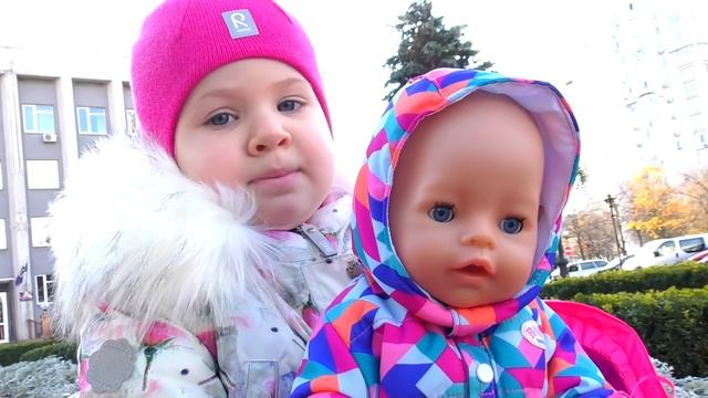 Диана и Рома Диана играет в парке с куклой и встречает Животных