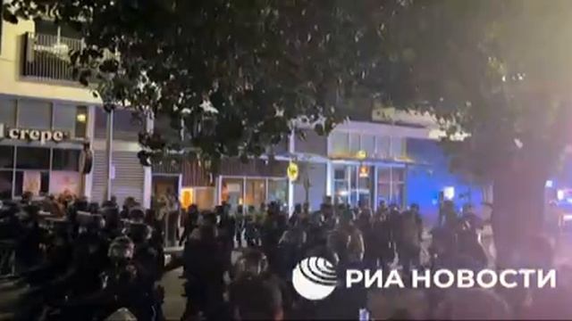 Протестующие в Лос-Анджелесе начали громить магазины