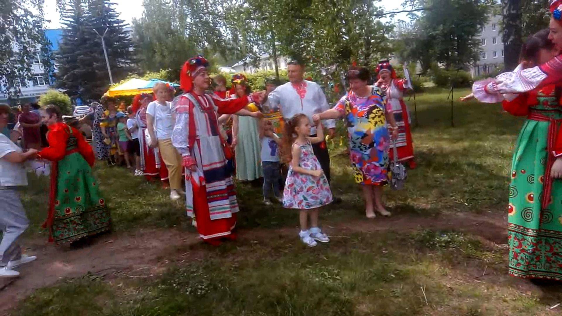 “СЕМИК и ТРОИЦА” фольклорное представление у ДК.Спутник города Вязники. 2-я часть