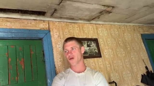 ЖИВУ В РАЗРУШЕННОМ БАРАКЕ С ДЕВУШКОЙ И РЖАВЫМ ВЕЛИКОМ.