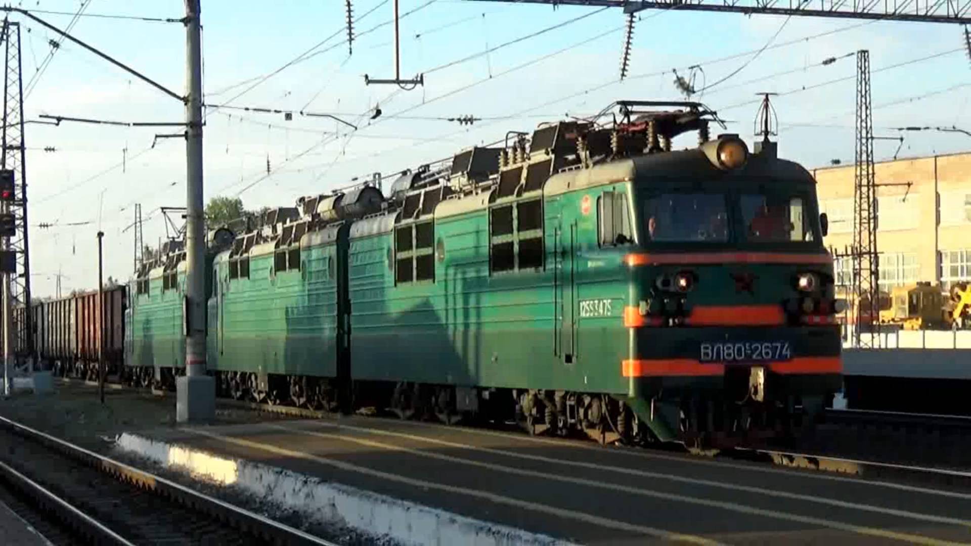 ВЛ80с-2674 и ВЛ80с-251 с грузовыми поездами