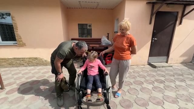 Доброволец из Прикамья передал инвалидную коляску девочке из Сватово ЛНР