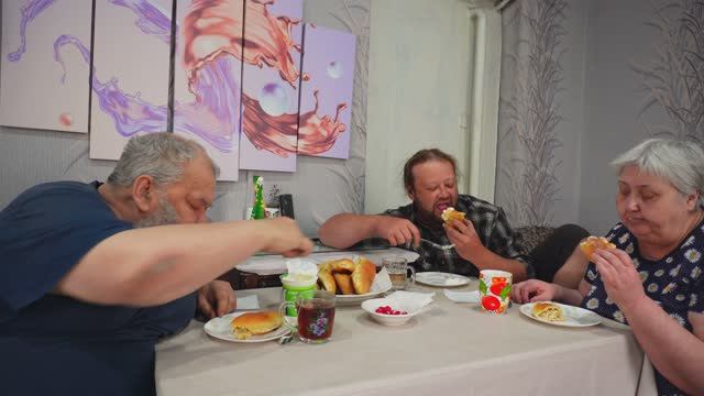 Как вкусно кушаем пирожки с рыбой Это наша редиска На ней клеймо есть Деревня