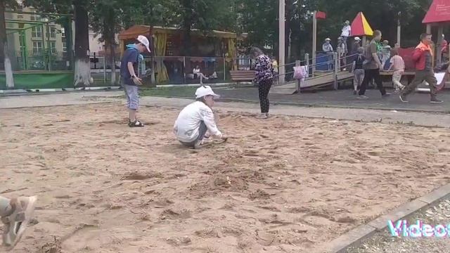На детской площадке идёт строительство нового города