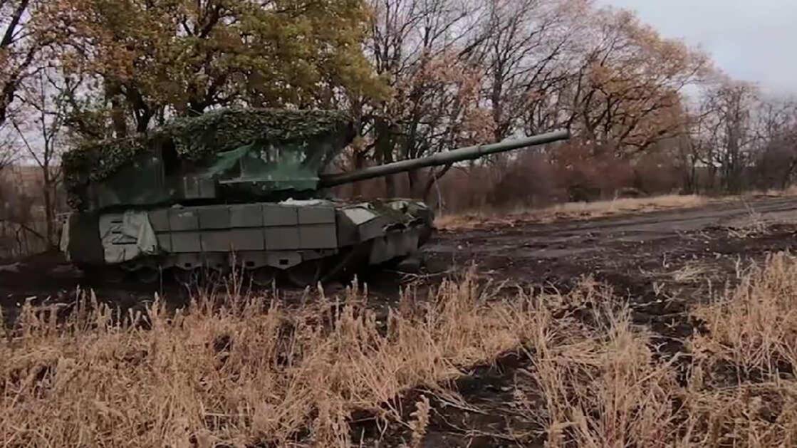 Танка Т-80БВМ уничтожил скопление боевиков ВСУ на красноармейском направлении