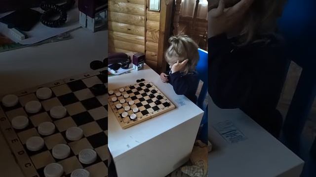 Василиса играет в шашки в 2.5 года