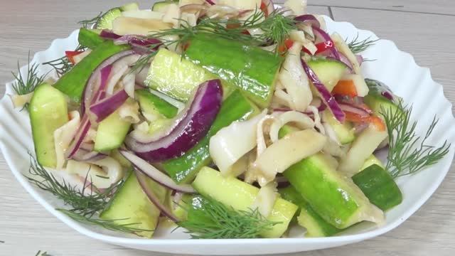 Этот салат из кальмаров с огурцом, и без майонезом