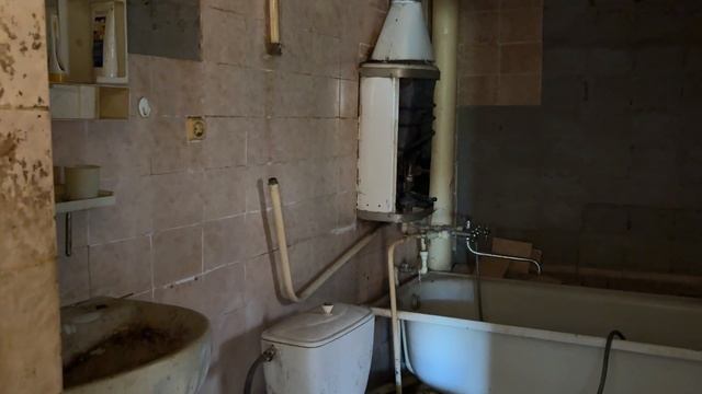 Смотрим квартиру в старинном доме на главной площади города за 2 млн.