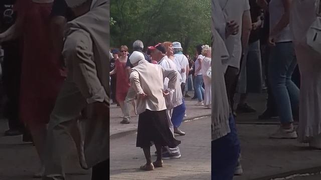 Танцы в городском парке в г. Томске. Шустрые и озорные, молодцы👍
