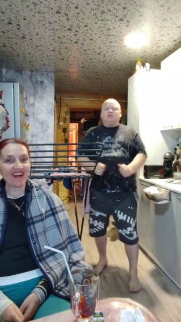 Развешивал бельё и тут началось 🤣🤣🤣 угадайте кто инициатор