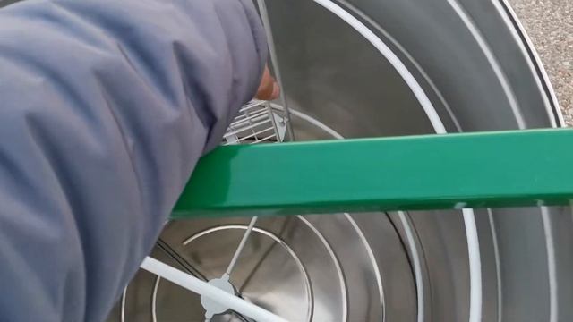 Медогонка МП-4 на четыре рамки