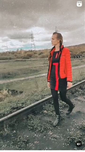 Самая красивая девочка и рельсы