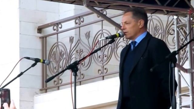 Игорь Скляр в Тихвине 12 июня 2013 г посадил липу и выступил перед горожанами. День России