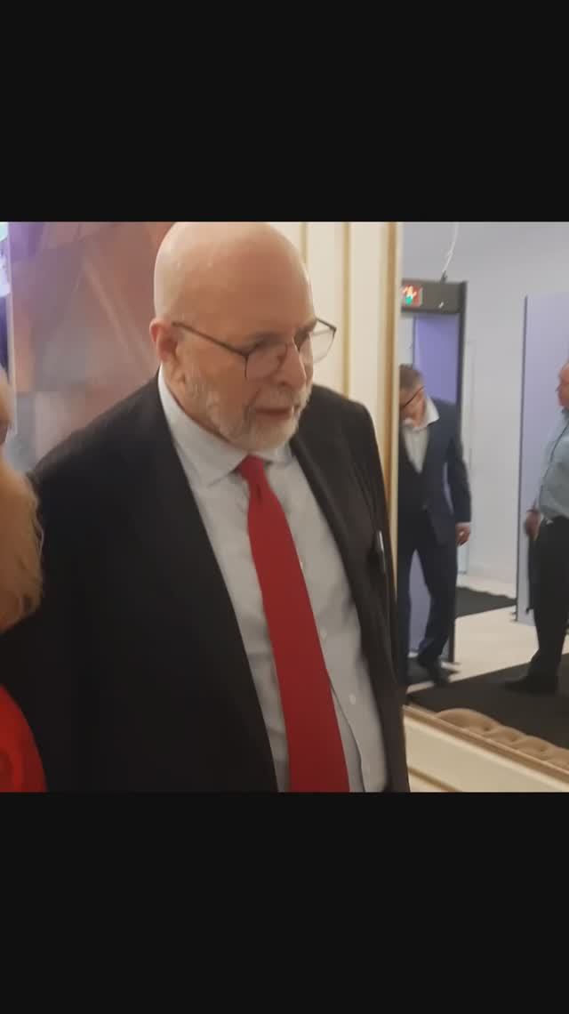 Ведуший Дмитрий Саймс приехал в театр