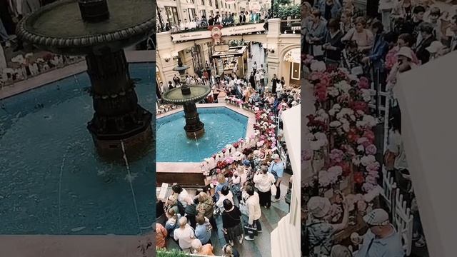 В  ГУМе 1-ый всероссийский цветочный фестиваль "Пионы России". 10.06.2025 г. Москва.Россия.