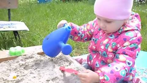 Алиса в саду играет в песочнице, разбирает игрушки с Лёвой и катается на коляске