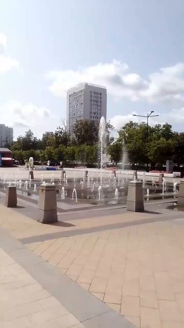 Прогулка в погожий летний день фонтан