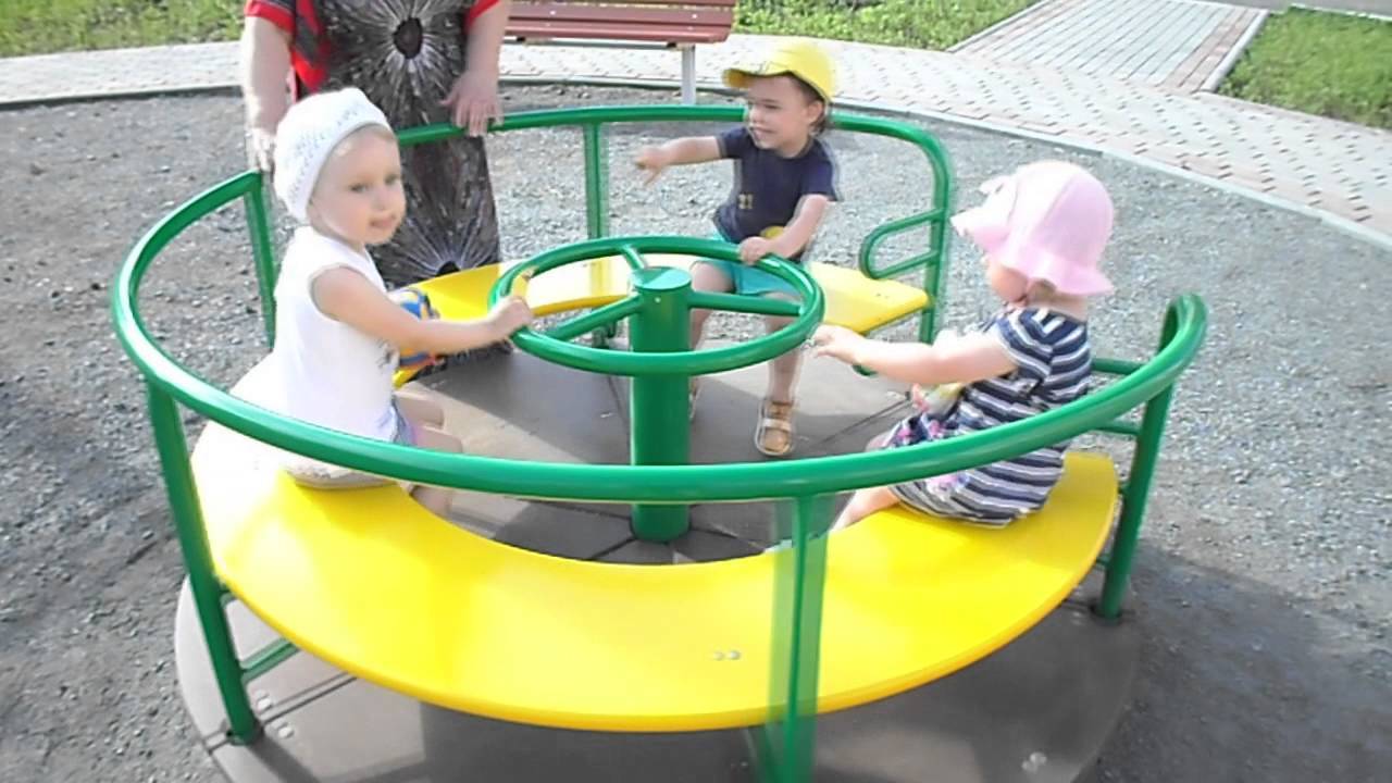 Алиса идёт гулять, едет в магазин и кушает конфетки Принцессы Диснея !