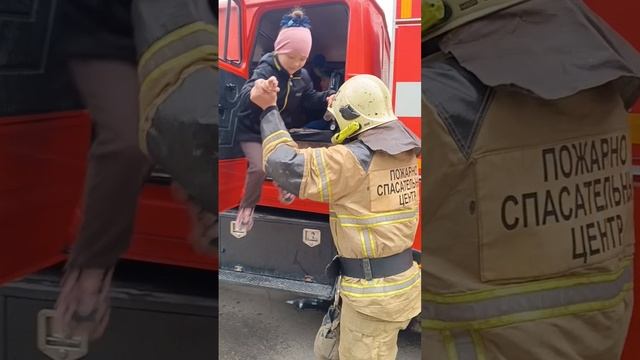 ПОЖАРНЫЕ В ГОСТЯХ У МАЛЫШЕЙ