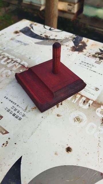 Подставка для смартфона из дерева.