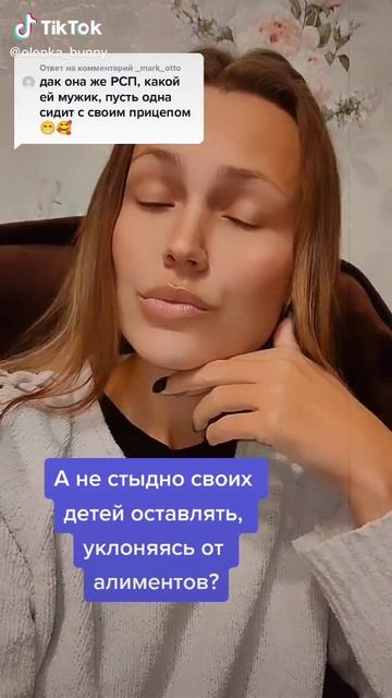 Самая красивая девочка права здесь