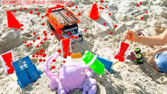 Влад и Ники играют с машинками и знакомиться с новым грузовиком
