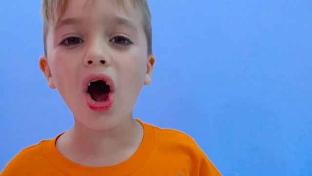 Влад и Никита играют с новыми машинками