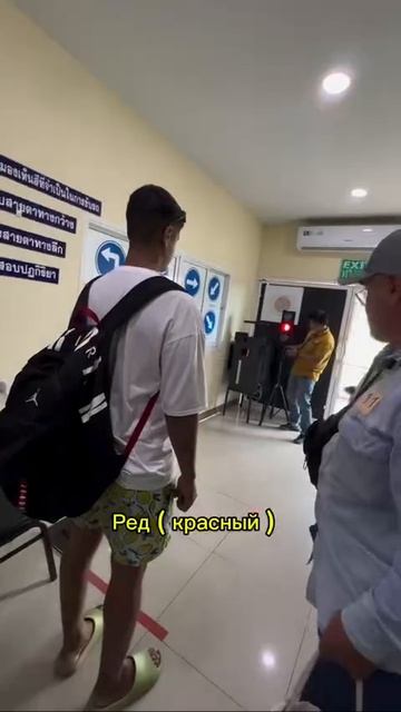 Парень показал, что нужно, чтобы сдать на права в Таиланде — оказывается, достаточно просто знать цв